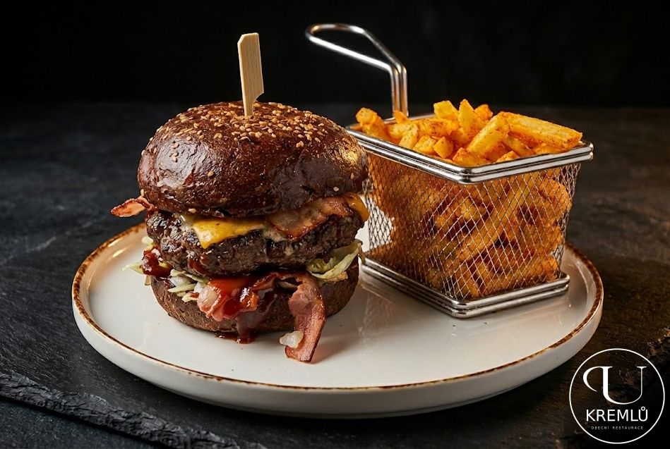 120g Burger s hovězím masem, cheddarem a slaninou, hranolky